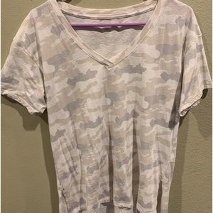 light gray camouflage american eagle t-shirt